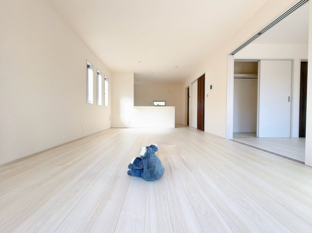 【間取り】 | 渋川市金井　新築住宅　 | 広々18帖のLDKに隣接する4.5帖の洋室や、大容量のWICを備えた11帖の主寝室など収納が充実。室内干しに便利なストレージルームや各階のトイレなど、暮らしやすさを追求した快適な間取りです。