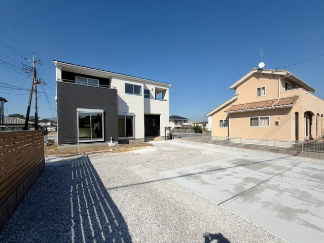 【外観】 | 渋川市金井　新築住宅　 | 完成済み！いつでも新生活を始めることができます。
開放感あるLDK！
陽当り、風通しも良い暖かな住まいです。
KOALIVE （コアライブ）【0120-919-727】