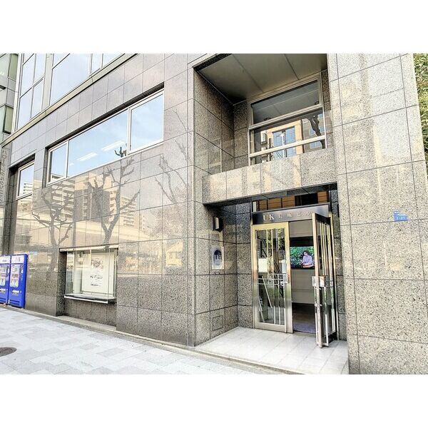 大阪市中央区島之内１丁目の事務所のエントランス