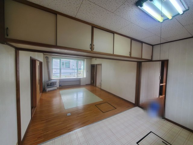 紋別市落石町３丁目３３番１８号の居間・リビング