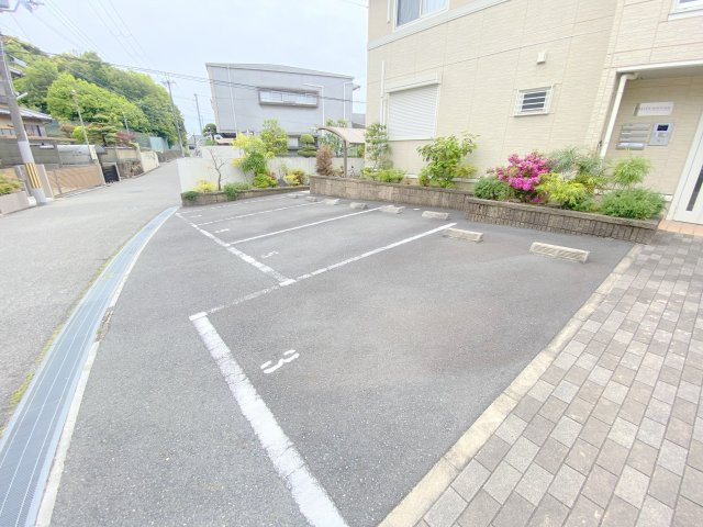富田林市高辺台１丁目のアパートの駐車場