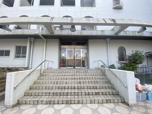 富田林市寺池台５丁目の賃貸マンションのエントランス