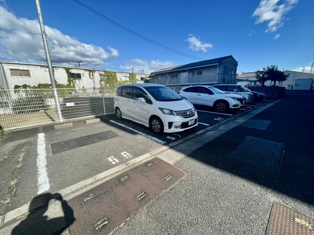 富田林市若松町西１丁目の賃貸マンションの駐車場