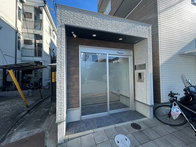 松原市三宅中３丁目のアパートのエントランス