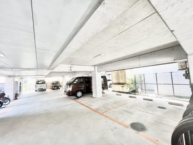 ハイムエモーションの駐車場