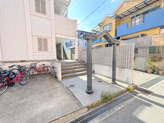 藤井寺市惣社１丁目のアパートのエントランス