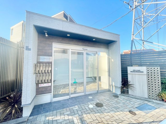 松原市三宅中３丁目のアパートのエントランス