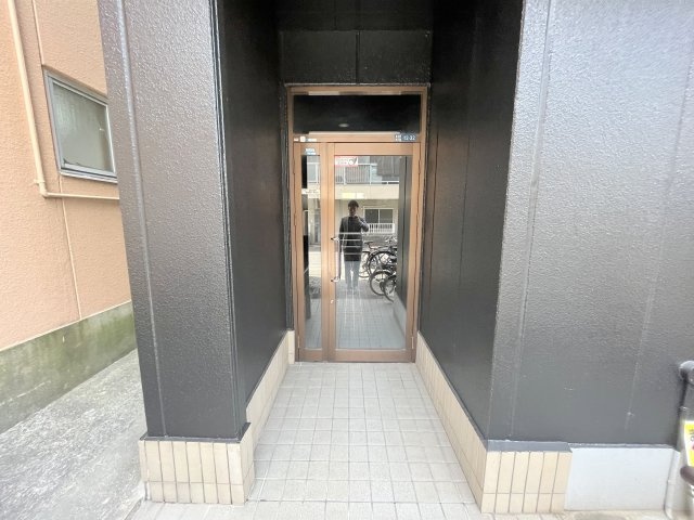 富田林市喜志町５丁目の賃貸マンションのエントランス