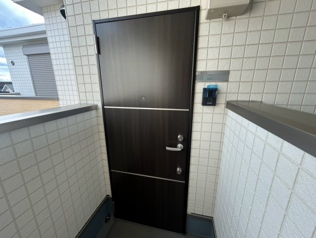 羽曳野市南恵我之荘７丁目のアパートのエントランス