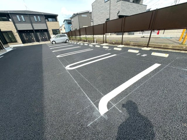 羽曳野市河原城のアパートの駐車場