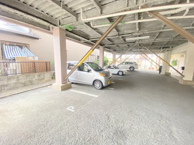 松原市松ケ丘１丁目の賃貸マンションの駐車場
