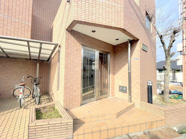 富田林市若松町２丁目の賃貸マンションのエントランス
