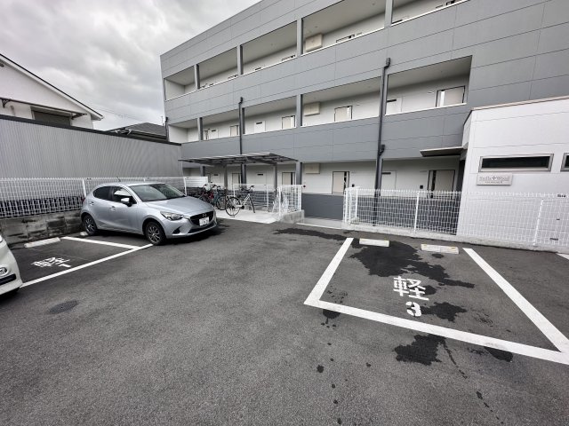 羽曳野市高鷲６丁目のアパートの駐車場