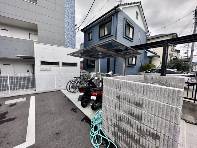 羽曳野市高鷲６丁目のアパートの駐車場