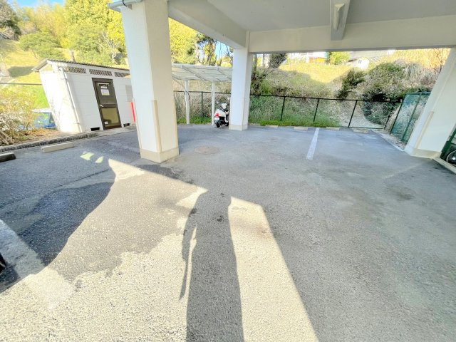 グレースコートアオバオカの駐車場
