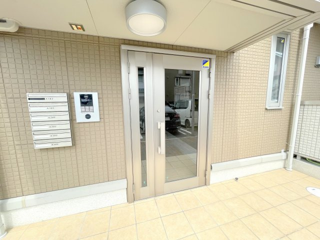 松原市天美我堂６丁目のアパートのエントランス