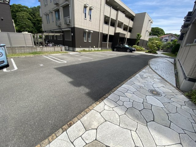 羽曳野市誉田５丁目のアパートの駐車場