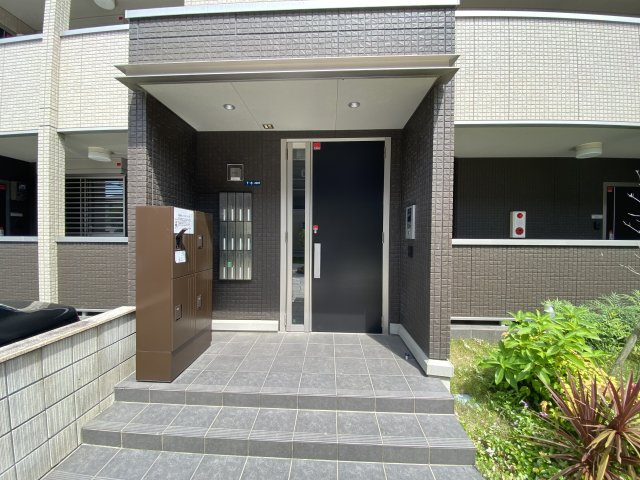 羽曳野市誉田５丁目のアパートのエントランス
