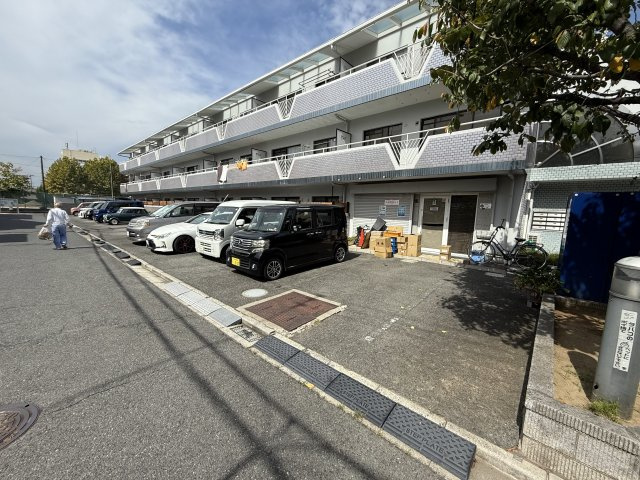 柏原市法善寺４丁目の賃貸マンションの駐車場