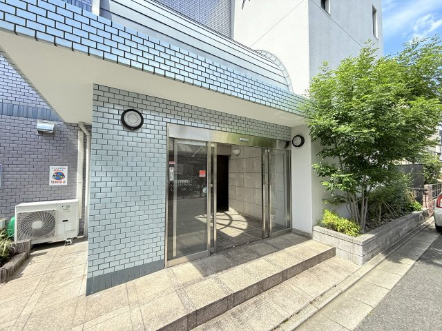 柏原市法善寺４丁目の賃貸マンションのエントランス