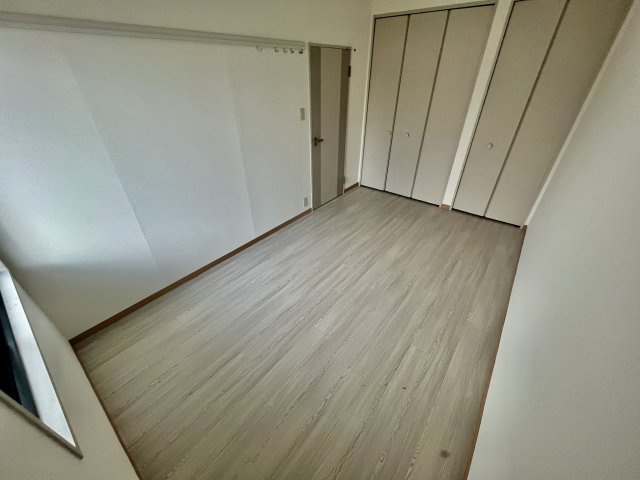 松原市立部２丁目のアパートの洋室