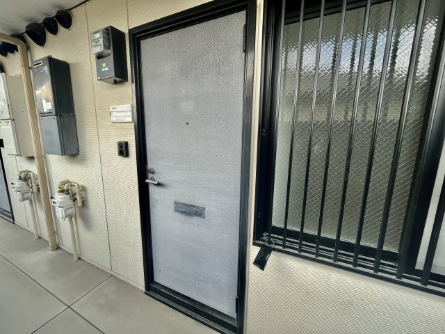 松原市立部２丁目のアパートの玄関