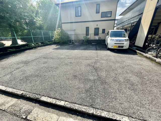 松原市立部２丁目のアパートの駐車場