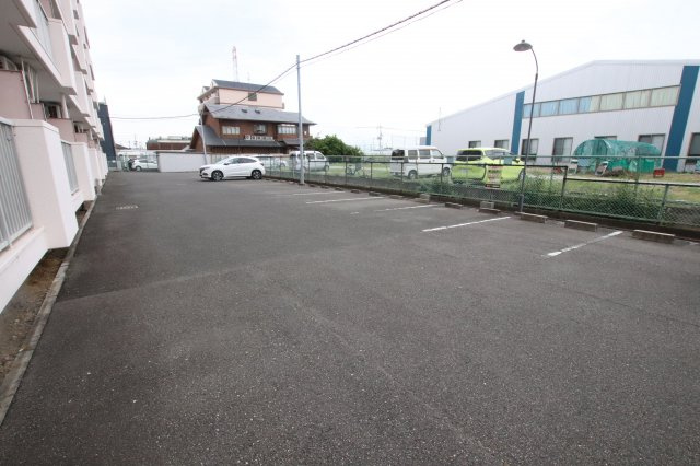 松原市天美東５丁目の賃貸マンションの駐車場