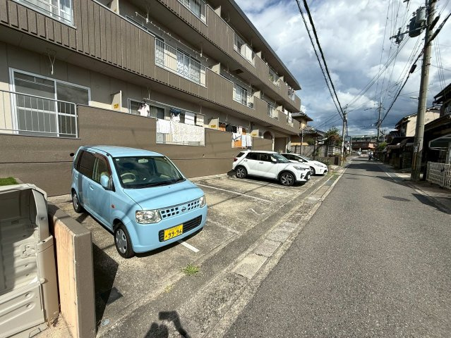 富田林市伏山３丁目の賃貸マンションの駐車場