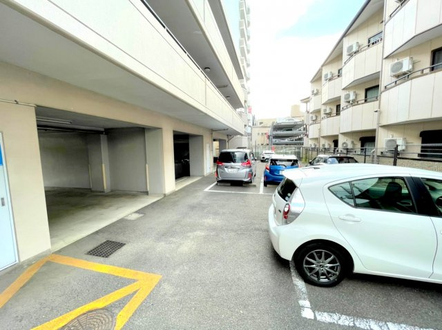 オーク国分の駐車場