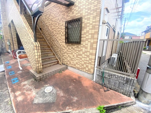 柏原市大県２丁目のアパートのエントランス
