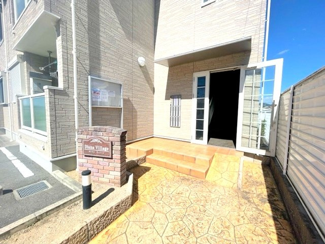 羽曳野市壺井のアパートのエントランス