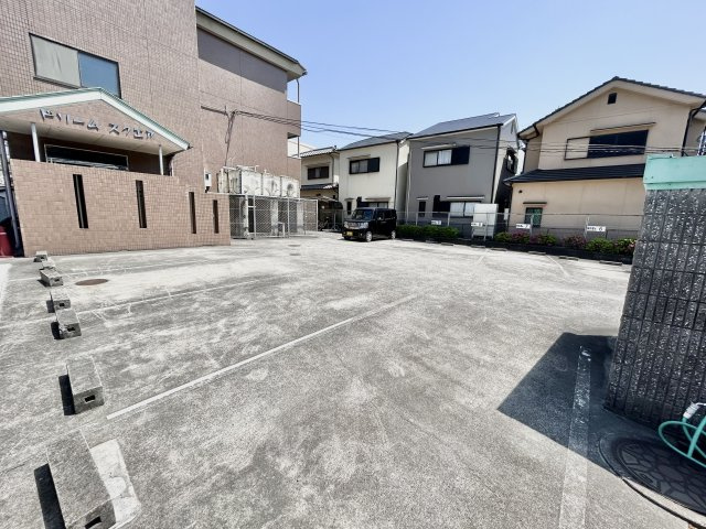 柏原市旭ケ丘３丁目の賃貸マンションの駐車場
