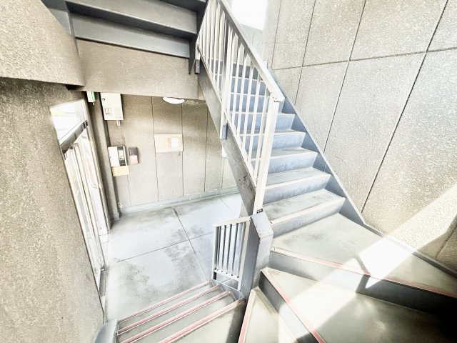 柏原市旭ケ丘３丁目の賃貸マンションのロビー