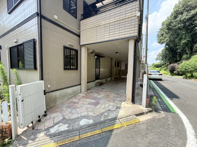 柏原市大字高井田の一戸建ての駐車場