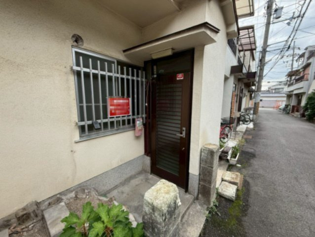 松原市三宅西２丁目の一戸建てのエントランス