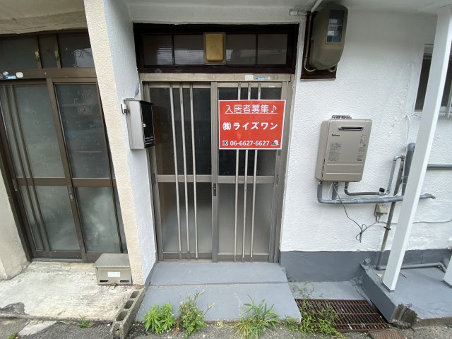 松原市東新町２丁目のテラスのエントランス