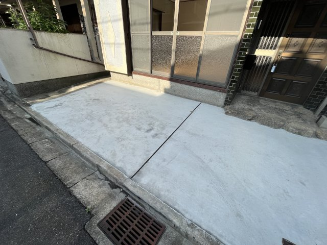藤井寺市川北３丁目の一戸建ての駐車場