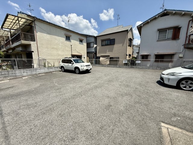 柏原市玉手町のアパートの駐車場