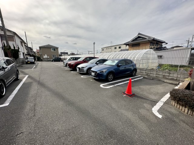 柏原市法善寺４丁目のアパートの駐車場