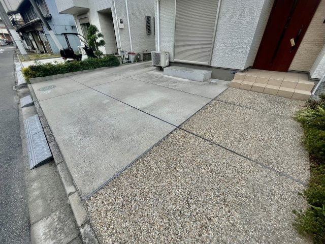 柏原市国分本町３丁目の一戸建ての駐車場