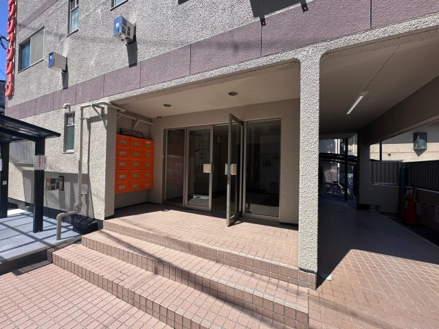 羽曳野市白鳥１丁目の賃貸マンションのエントランス