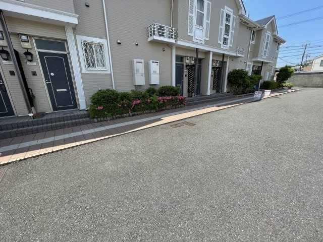 羽曳野市西浦３丁目のアパートのエントランス
