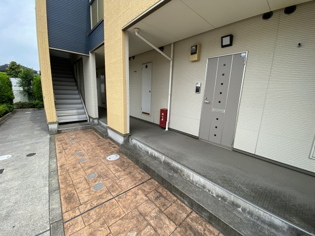 松原市南新町１丁目のアパートのエントランス
