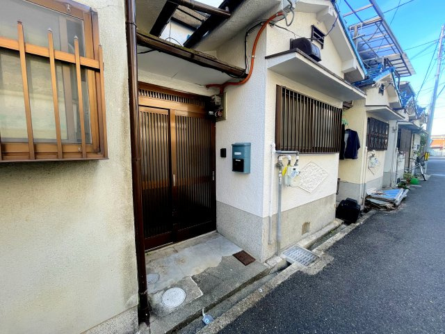 松原市岡５丁目の一戸建てのエントランス