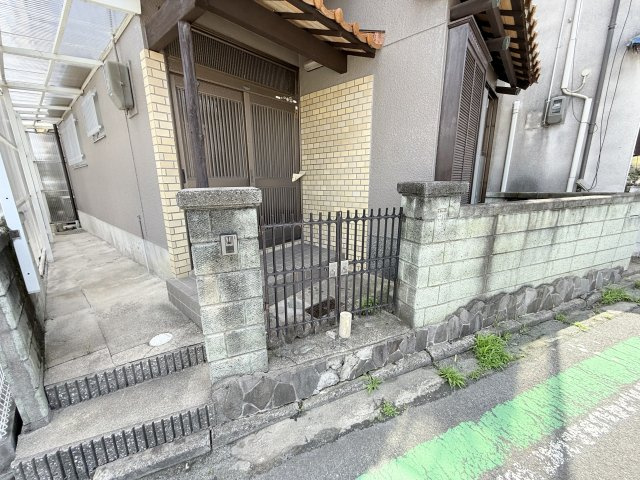 羽曳野市東阪田の一戸建てのエントランス