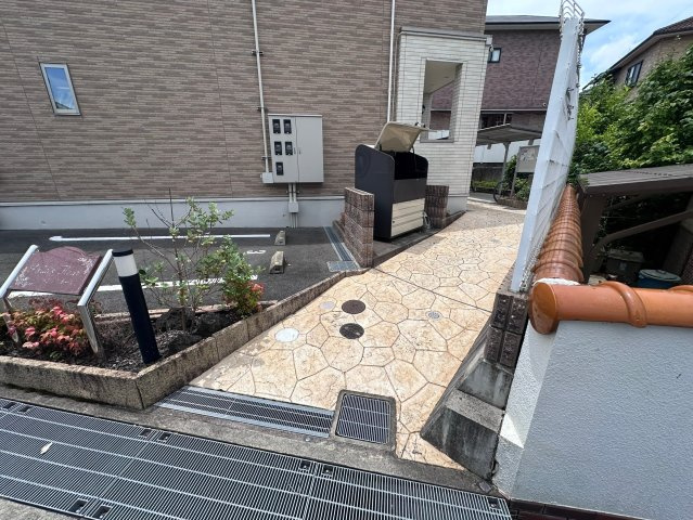 富田林市平町１丁目のアパートのエントランス