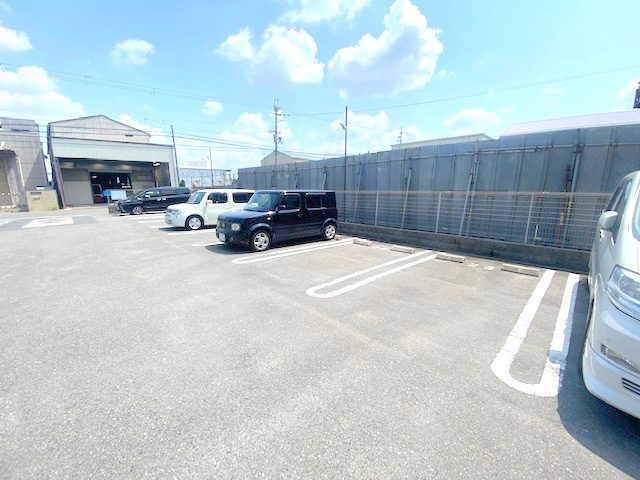 松原市岡６丁目のアパートの駐車場