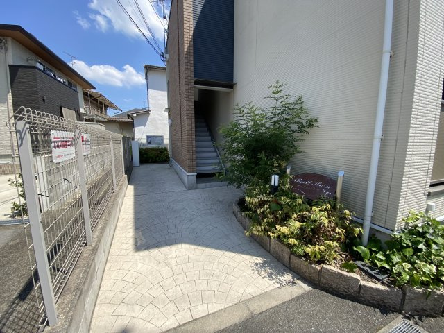 羽曳野市南恵我之荘６丁目のアパートのエントランス
