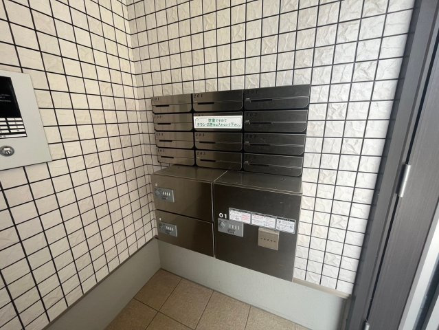 柏原市平野２丁目のアパートのエントランス